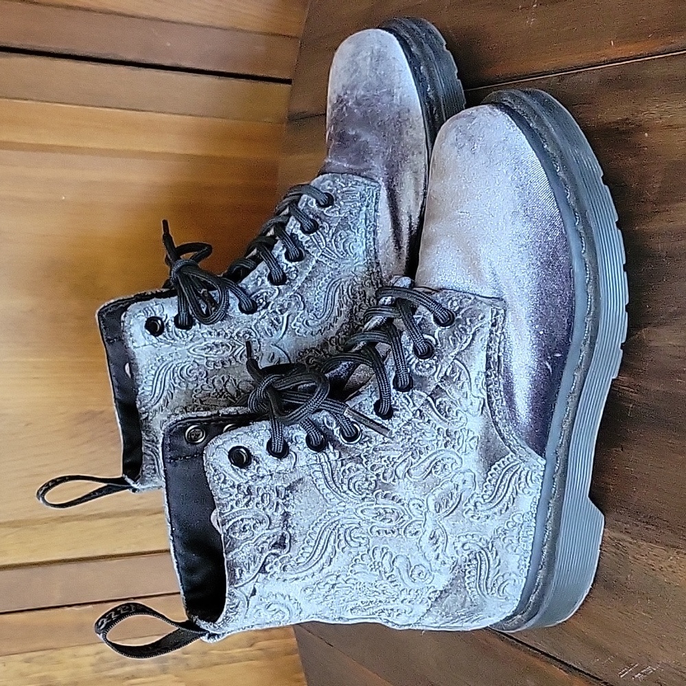 Dr. Martens 1460 Grey Velvet Embossed Brocade Lace Up Boots Sz 5 - Picture 6 of 13